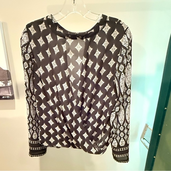 BCBGMaxAzria Donella Tapestry Print Black/White Wrap Top Size XS MSRP $268 - Picture 5 of 14